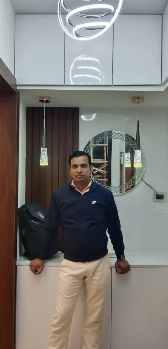 लाडो फर्नीचर द्वारा किया गया एंट्रेंस स्टोरेज और ड्रेसिंग यूनिट कार्य