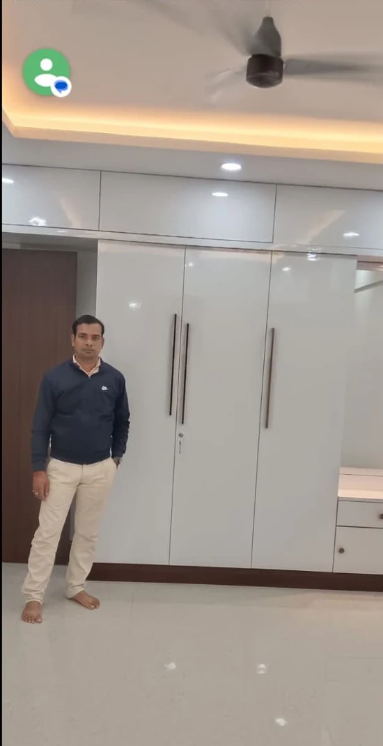 लाडो फर्नीचर द्वारा किया गया सफेद वार्डरोब कार्य
